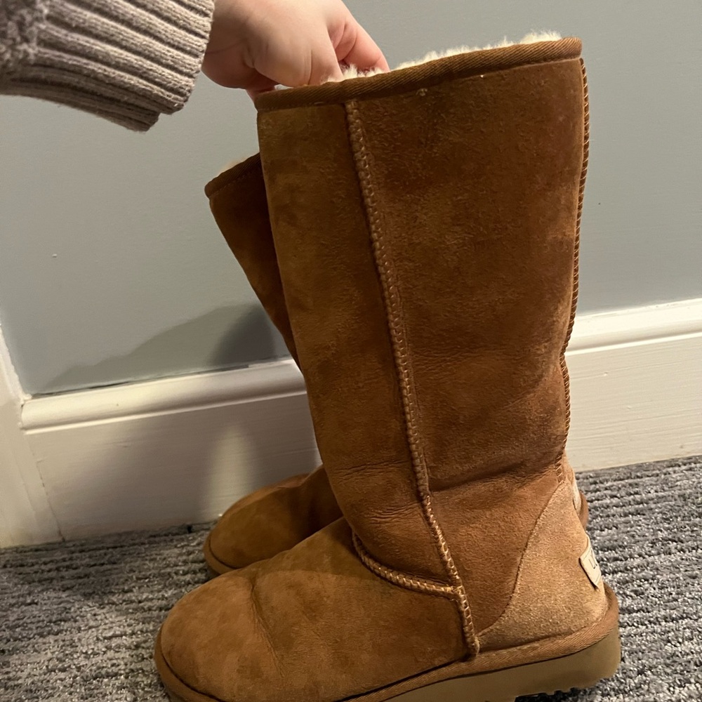 Lightly Worn Uggs. Perfect Condition - image 4